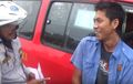 Video: Ngetem Sembarangan, Sopir Angkot Dihukum Nyanyi Indonesia Raya