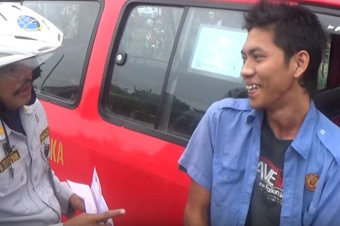 Sopir angkot dihukum nyanyi 'Indonesia Raya'