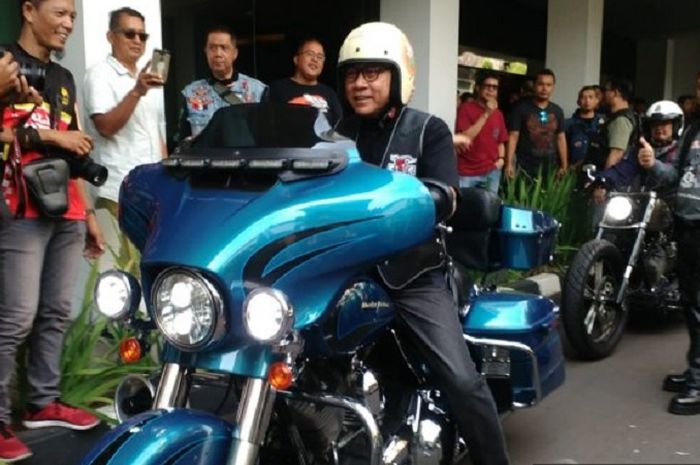 Zulkifli Hasan menunggang Harley Davidson Ultra Electric Touring tahun 2010 warna biru milik salah s