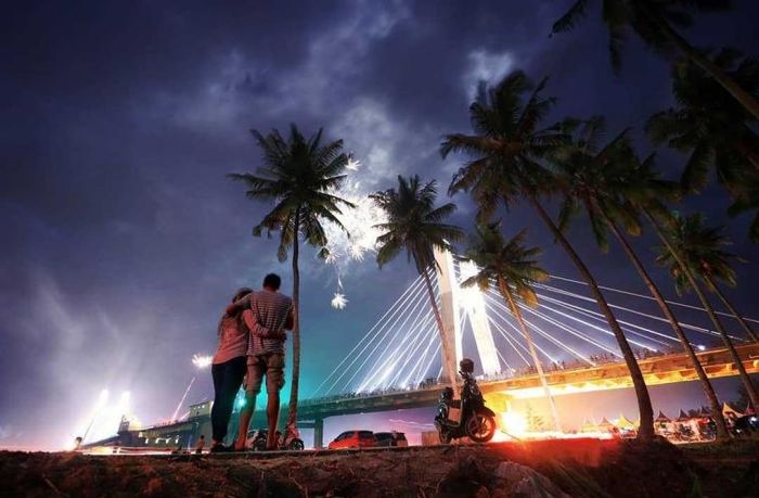 Kondisi Jembatan Emas saat di malam hari 