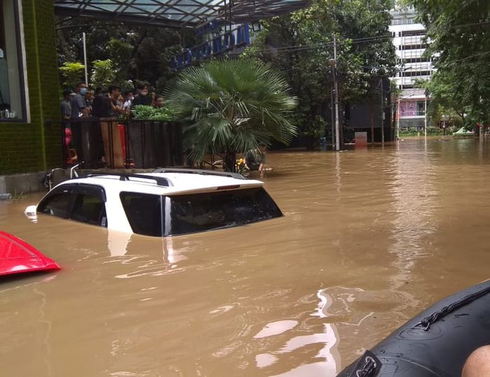 Ilustrasi cara klaim asuransi mobil terkena banjir
