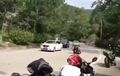 Video: Cornering Di Jalan Umum, Biker Nyaris Hantam Mobil