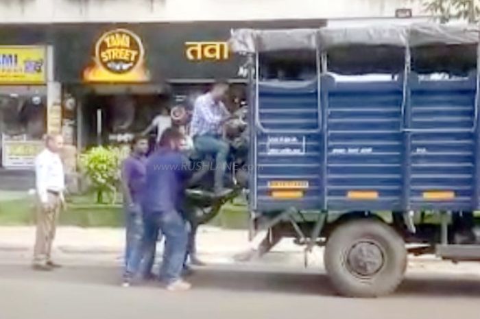 Biker nsgeyel diangkut bersama motornya