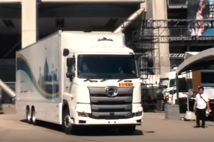 Truk yang dimodifikasi menjadi masjid berjalan di Jepang