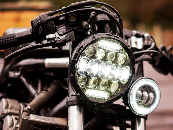 Yamaha Fazer 600 custom caf&eacute;-scrambler dari LV Custom