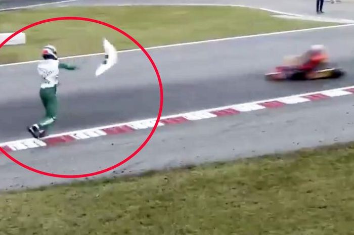 Luca Corberi melempar bumper gokart ke pegokart lain yangmelaju kencang