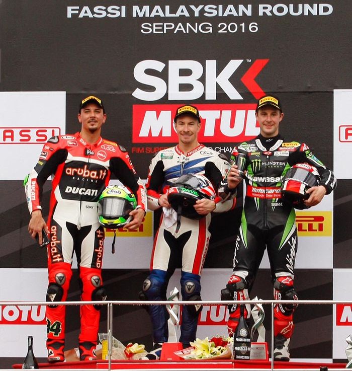Menang di WorldSBK Malaysia 2016, Nicky Hayden diapit Davide Giugliano (Ducati) dan juara dunia bertahan Jonathan Rea (Kawasaki)