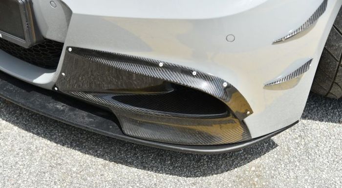 Tampilan BMW E90 dipermanis dengan asupan serat karbon