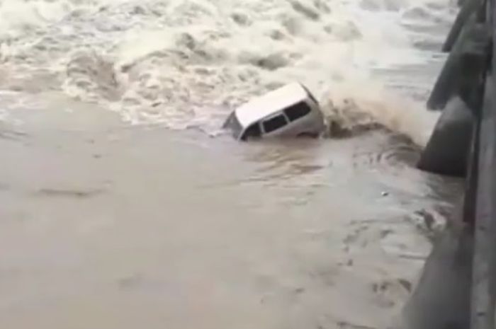 Toyota Kijang LGX silver kecemplung sungai Brantas akibat salah oper gigi di Jawa Timur