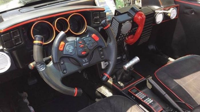 Kabin Ford Mustang 1987 jadi batmobile
