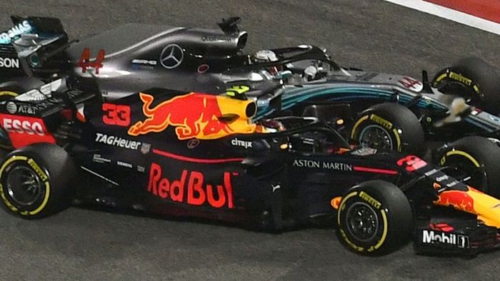 Max Verstappen saat coba menyusul Lewis Hamilton di GP F1 Bahrain yang berujung rusaknya mobil Red Bull RB14 andalannya