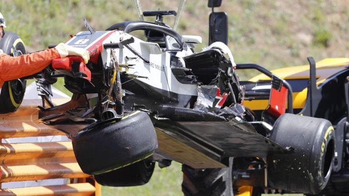 Mobil Romain Grosjean hancur lebur tak lama setelah start GP F1 Spanyol