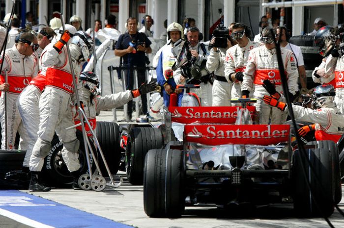 Peristiwa Fernando Alonso halangi pitstop Lewis Hamilton di F1 Hongaria 2007