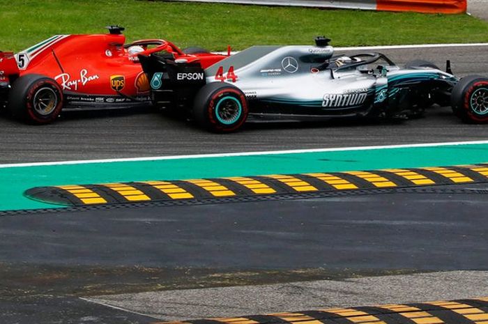 Sebastian Vettel dan Lewis Hamilton di lap pertama F1 Italia 2018