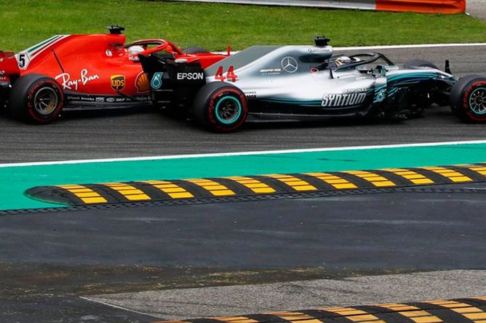 Sebastian Vettel dan Lewis Hamilton di lap pertama F1 Italia 2018