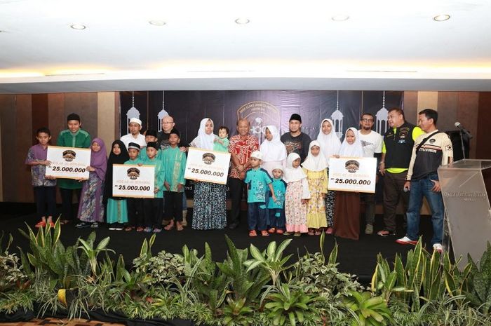 Harley Owners Group (H.O.G) Anak Elang Jakarta Chapter saling berbagi di bulan Ramadhan.