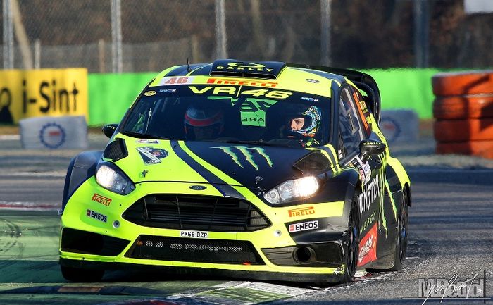 Valentino Rossi dengan mobil Ford Fiesta WRC berhasil membalikkan keadaan setelah etape pertama terc