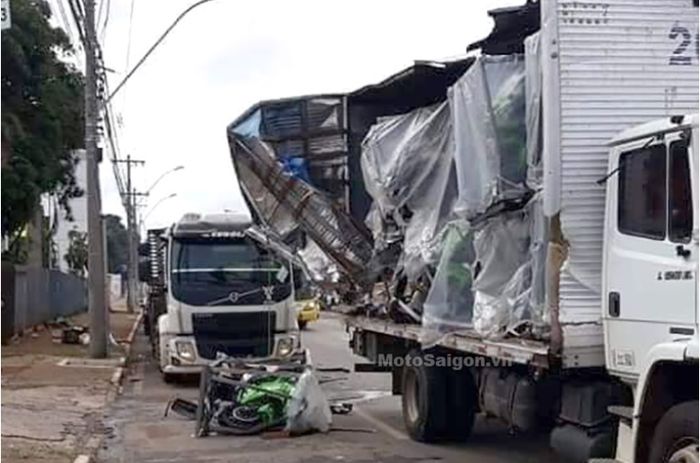 Truk pengangkut unit mengalami kecelakaan