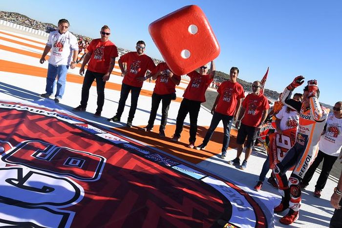 Marc Marquez dan dadu merah raksasa jadi ikon perayaan juara dunia MotoGP musim ini sekaligus koleksi titel juara dunia jadi 6 gelar