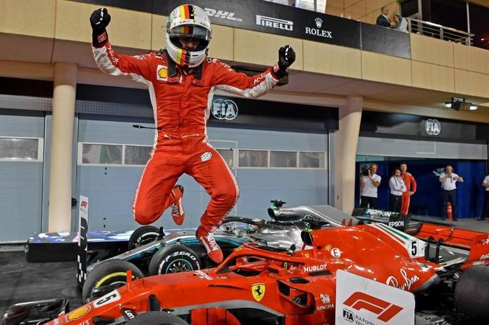 Sebastian Vettel melompat kegirangan usai finish terdepan di GP F1 bahrain 2018