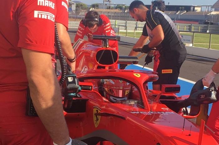 Charles Leclerc berada di balik kemudi Ferrari SF71H dalam rangka tes remi ban Pirelli di sirkuit Paul Ricard, Prancis