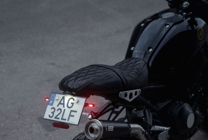 Jok diganti dengan model yang lebih elegan dan diberi bracket pelat nomor Rizoma