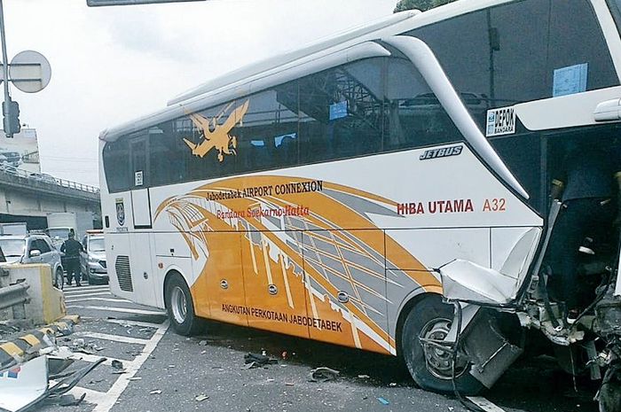 Bus bandara Hiba Utama kecelakaan di tol karena menghindari mobil nyusul dari kiri, (1/12/2018)