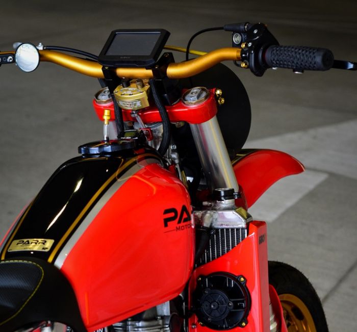 Tangki pakai Honda XL500S dan kokpitnya baru semua
