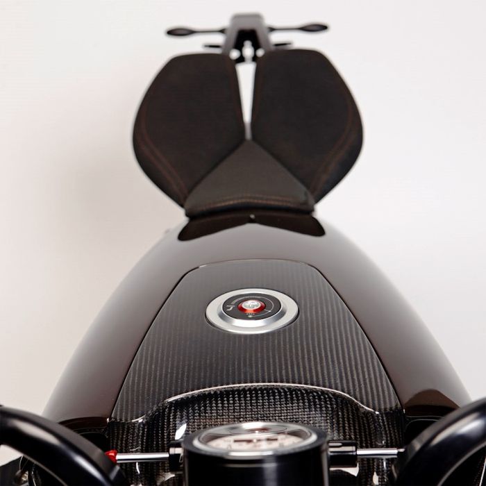 Tangki berbahan serat karbon yang ikut menjadi backbone struktur motor