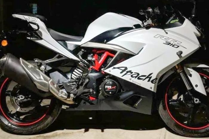 TVS Apache RR 310 berkelir putih