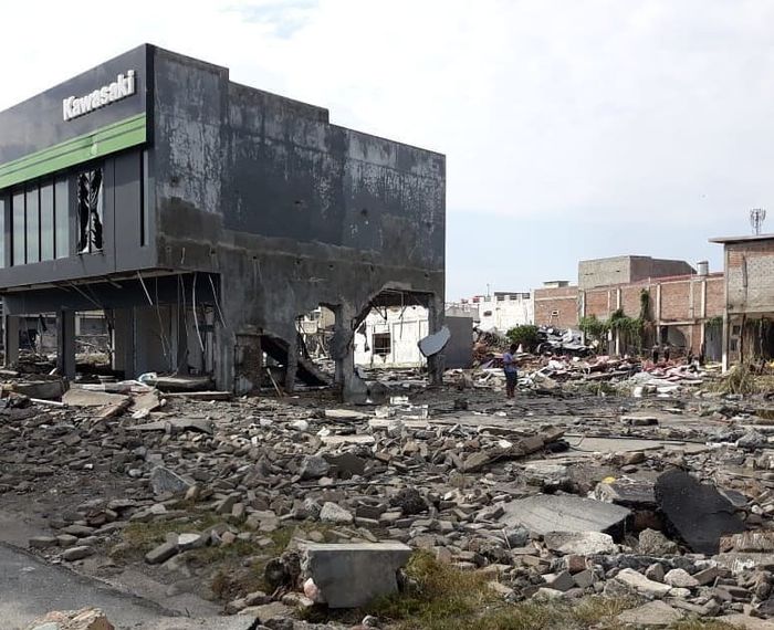 Lokasi dealer Kawasaki Rocky Motor berada di dekat pantai
