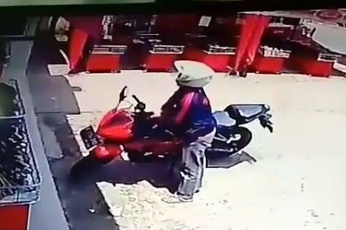 Aksi maling motor tengah hari bolong di Depok, pemilik sadar pas motornya sudah dibawa kabur