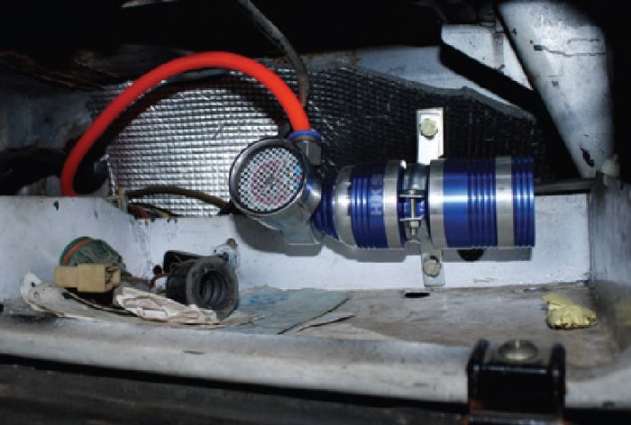 Air intake charge compressor yang sudah dipasang di mobil