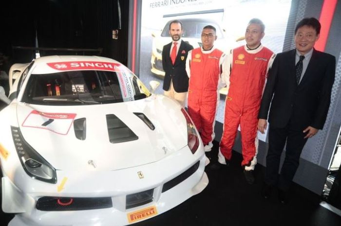 CEO Ferrari JAkarta dan 2 driver andalan Ferrari Indonesia dalam konfrensi pers hari ini (7/2).