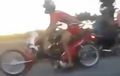 Satu Kata Buat Biker Ini, Lagi Dinaekin Motornya Kebelah Dua