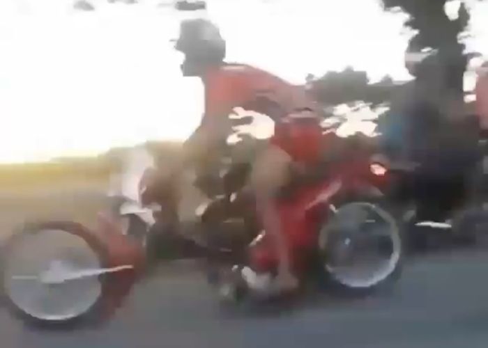 Satu Kata Buat Biker Ini Lagi Dinaekin Motornya Kebelah Dua