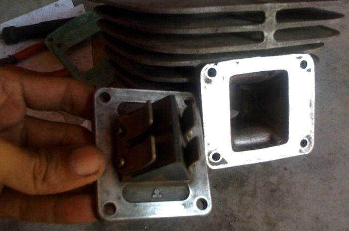 Ciri-ciri Reed Valve Pada Motor 2-Tak  Rusak