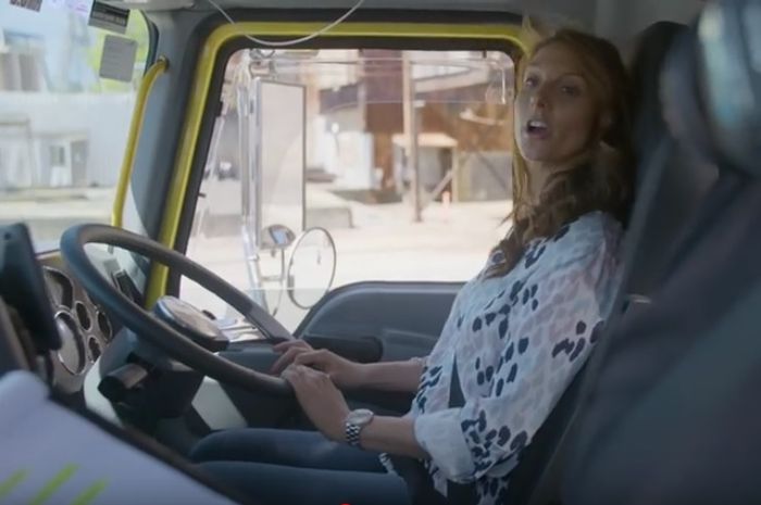Video tes keselamatan lalu lintas dari sudut pandang pengemudi truk