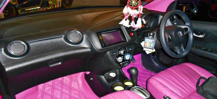 Interior Honda Brio pink
