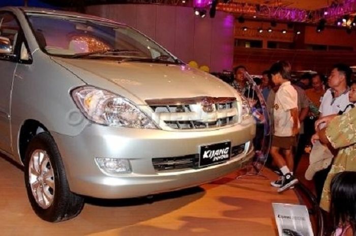 Toyota Kijang Innova keluaran awal tahun 2004
