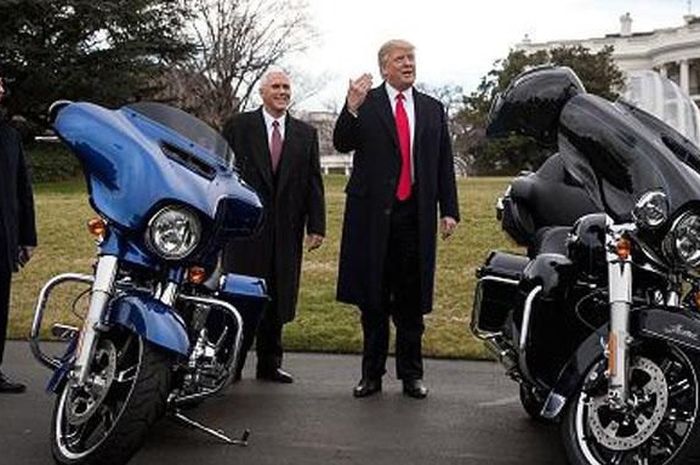 Trump berfoto dengan dua unit Harley-Davidson