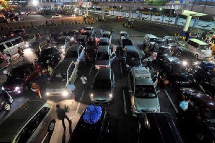 Ilustrasi foto kendaraan padati dermaga pelabuhan