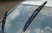 Angkat Wiper Saat Mobil Parkir Di Tempat Panas, Perlu Enggak Ya?