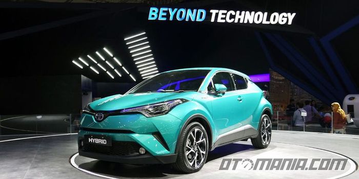 Toyota C-HR produksi Jepang dengan mesin 1.8L hibrida, diperkenalkan di Gaikindo Indonesia Internati