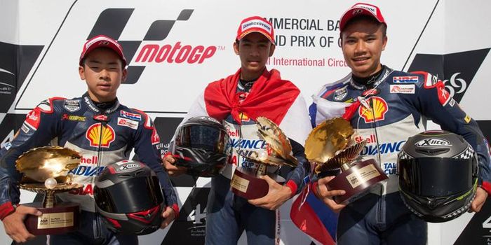 Andi Gilang (tengah)