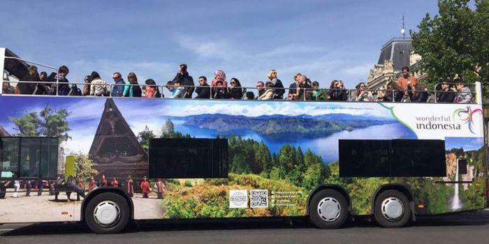 Penampakan samping bus Wonderful Indonesia saat di Kota Paris