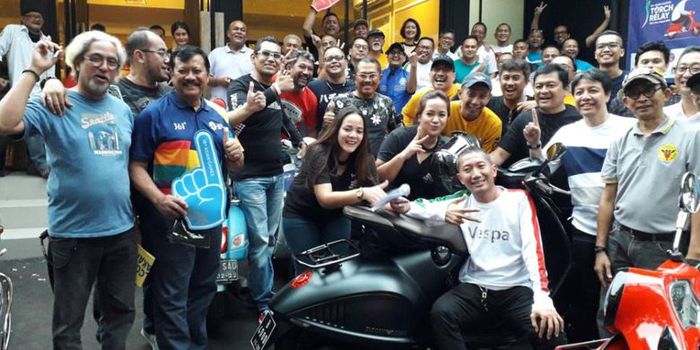 Para anggota gabungan komunitas Vespa yang akan mengawal pawai obor atau torch relay Asian Games di Jakarta pada 15 dan 16 Agustis 2018.(Kompas.com/Alsadad Rudi)