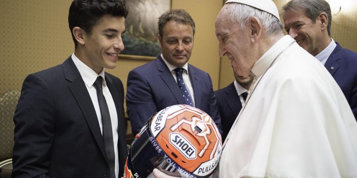Marc Marquez menyerahkan kenang-kenangan kepada Paus Fransiskus