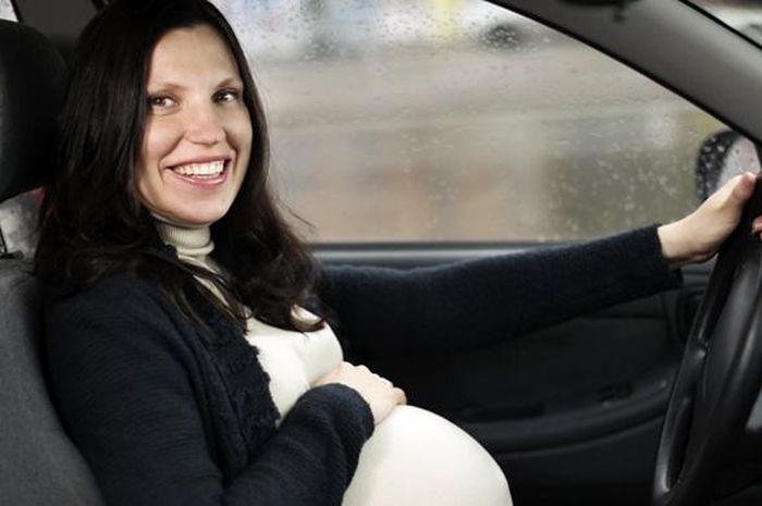 Risiko kecelakaan ibu hamil sebagai pengemudi mobil.