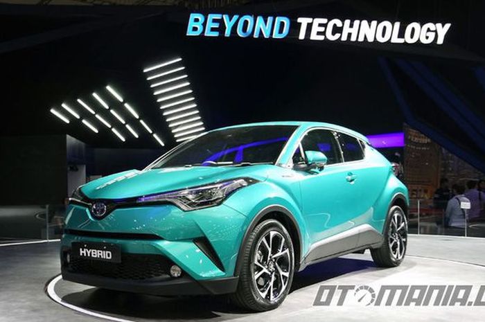 Toyota C-HR produksi Jepang dengan mesin 1.8L hibrida, diperkenalkan di Gaikindo Indonesia Internati